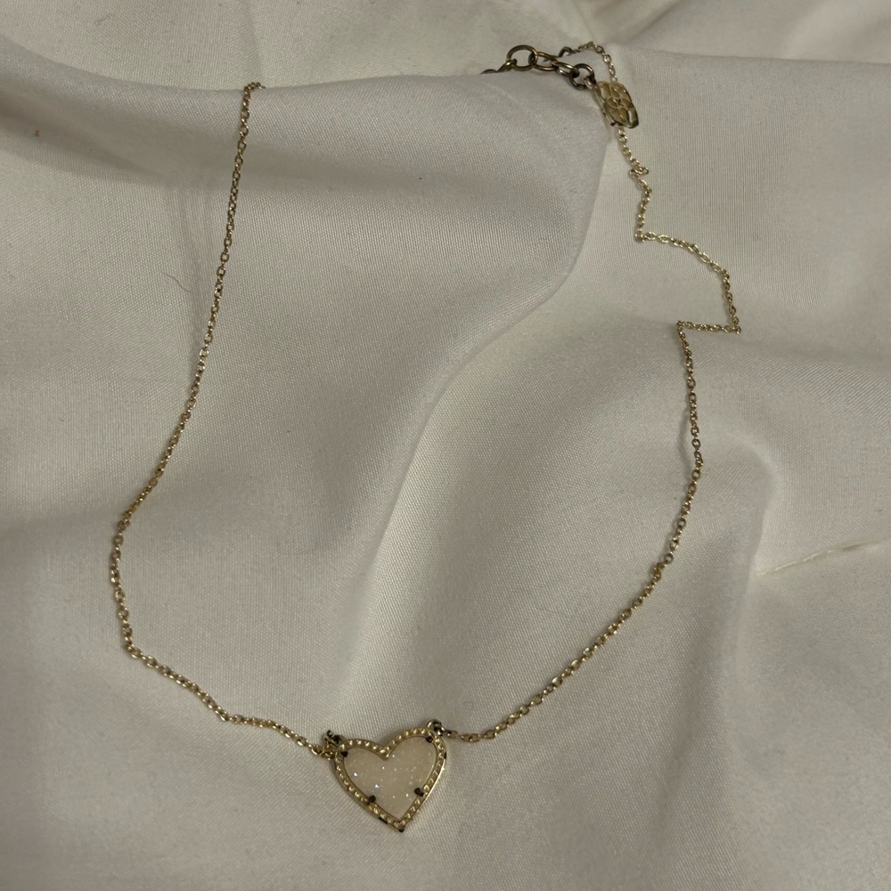 white heart kendra scott necklace!